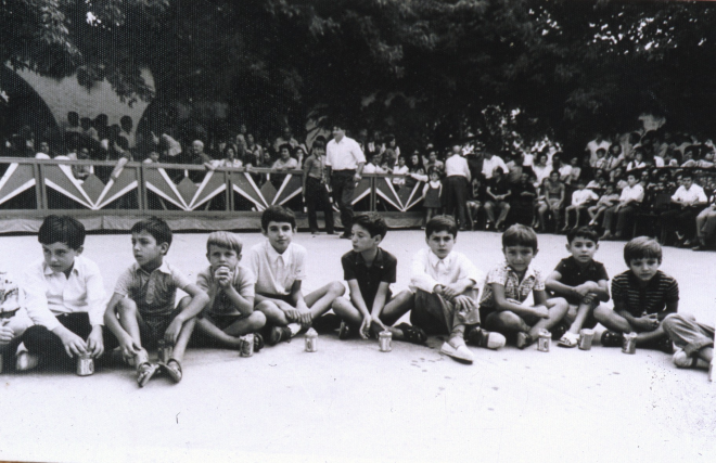 Jocs infantils a la pista jardí per la Festa Major de l'any 1974.

Els nois són d'esquerra a dreta: Hilari Casas, Llorenç Vila, Ramón Canal, Jaume Romaguera, Xavier Roura, Benjameí Pons, Joan Gelabert, Josep Perez i Salvador Guinart.
