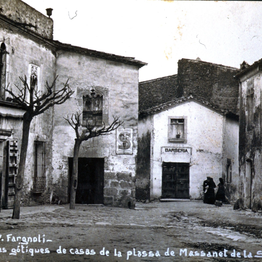 Vista parcial de la plaça amb les característiques cases de Ca l'Orench, Can Bagué, Can Lluís Pi avui desapareguda i el Casal dels Puig avui casal del Cavaller.
