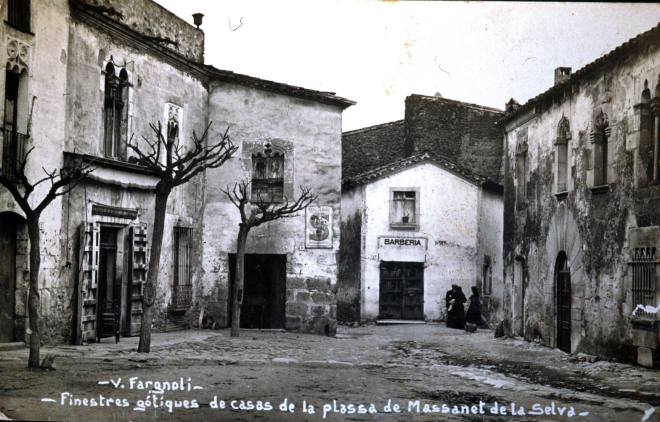 Vista parcial de la plaça amb les característiques cases de Ca l'Orench, Can Bagué, Can Lluís Pi avui desapareguda i el Casal dels Puig avui casal del Cavaller.