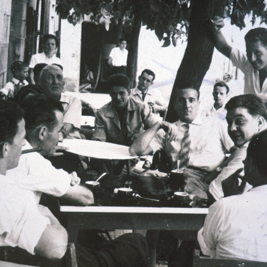 Tertúlia de jovent del poble davant el bar Can Júria un diumenge d'estiu.

Josep Soms, Josep Viader, l'avi Jordi, Manel Reyner, Francisco Baños, Anna Gelmà i el seu fill Alfonso Llinas, Pere Caballé, Ismael Viader i a la porta Ramon Bagué