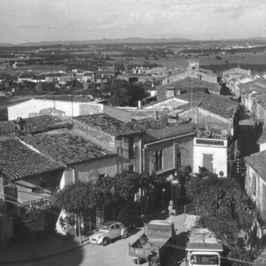 Vista de la plaça de l'Església des de dalt del campanar.