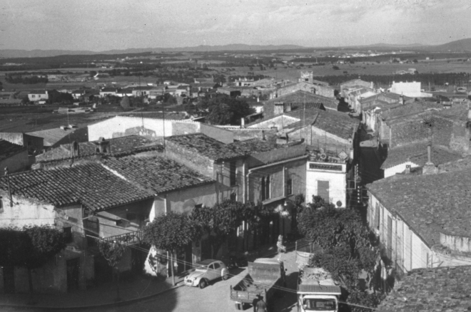 Vista de la plaça de l'Església des de dalt del campanar.