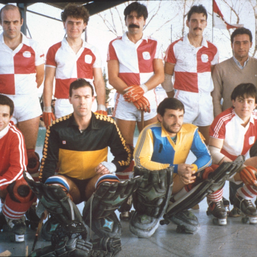 Equip del SHUM l'any 1983.

Drets: Alfred Pérez entrenador, Tino Rodón, Xavi Hugas, Miquel Ortos, Xiqui Blanco, Andreu Garcia material i Benet Prats delegat.

A davant: Agustí Mesa, Joaquim Comas porter, Rafel Roura porter i Ramón Esglesias.

En el primer ascens a la primera divisió estatal