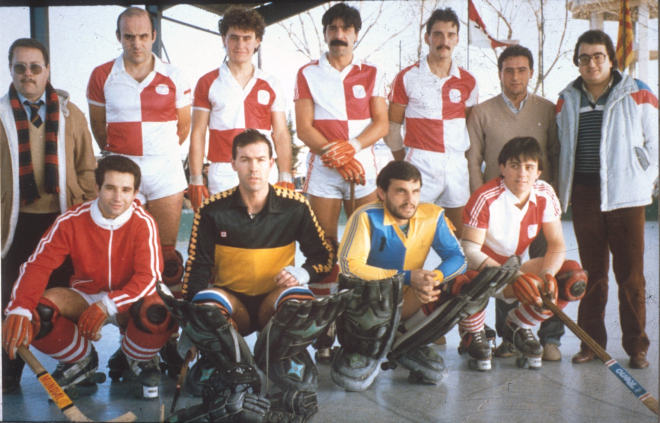 Equip del SHUM l'any 1983.

Drets: Alfred Pérez entrenador, Tino Rodón, Xavi Hugas, Miquel Ortos, Xiqui Blanco, Andreu Garcia material i Benet Prats delegat.

A davant: Agustí Mesa, Joaquim Comas porter, Rafel Roura porter i Ramón Esglesias.

En el primer ascens a la primera divisió estatal