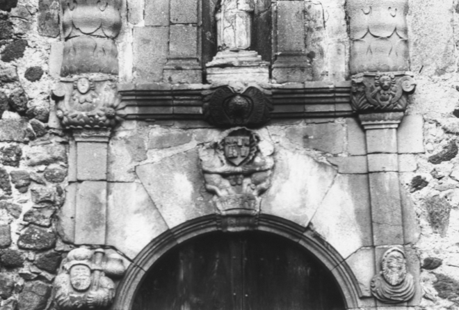 Detall de la façana de la Capella de Sant Jaume de la Torre de Cartellà amb l'escut de Cartellà Sarriera.