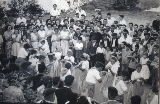 Ball de bastons per la Festa Major de Martorell.

A l'esquerra Carme Negre, a darrera Joaquim Serra, Narcís Codina, Paco Costa, ?, Balbina Vila, Pilar Rovira, Paquita Morell ?, Teresina Morell ?, Pilar Pujol ?, Montserrat Puig, M Teresa Pons, Maria Prats, Pere Puig, Miquel Suris, Ramón Bagué amb ulleres, Francesc Brossa (Cisquet), Domingo Mora, Angel Solé, Pee Selva, Josep Pi, Francesc Bosch, Angel Sole, Llorenç Bancells, Pere Mateu, Claudia Palomo.