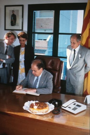 El President de la Generalitat de Catalunya Jordi Pujol signant al llibre d'Honor de l'Ajuntament de Maçanet en presència de l'alcalde Josep M Casals, la seva muller Maruja Lezcano i el delegat de la Generalitat a Girona el Sr. Soy.