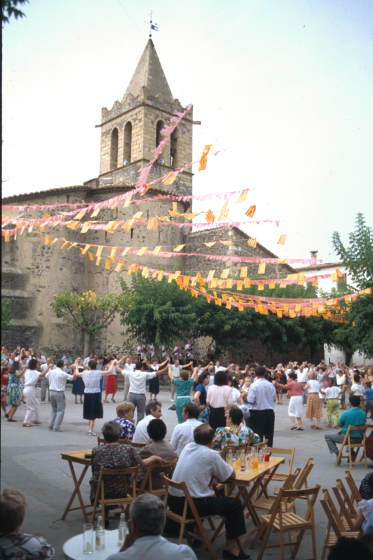 Ballada de sardanes a la plaça per la Festa Major de l'any 1993.
