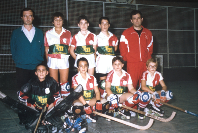 Equip d'alevins del SHUM.

Drets d'esquerra a dreta: Alfons Soms delegat, Ricard Poch, Jordi Rodriguez, Xavier Soms, Miquel Humbert entrenador.

A davant: David Roca, Aleix Bancells, Jordi Serra i Roger Planas.