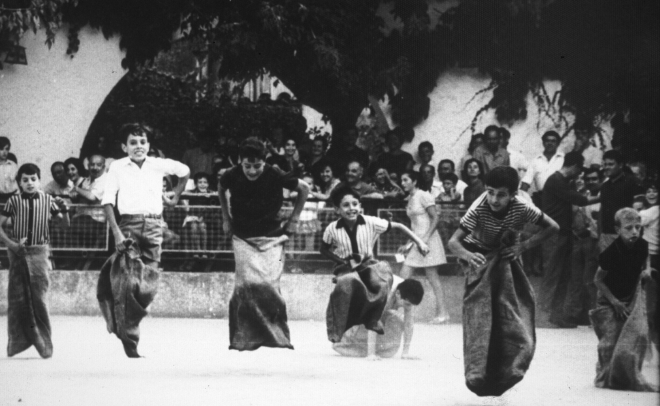 Jocs infantils a la Pista Jardí per la Festa Major de l'any 1974. Els jocs infantils que s'organitzen per la Festa Major a la Pista jardí apleguen sempre molta gent.