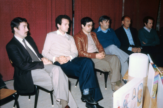 Concurs de dibuix celebrat a Maçanet. El jurat qualificador - d'esquerra a dreta - és: Jordi Oliva, Tomàs Reyner, Juli Campeny, Joan Munsó, Pere Pujol, Josep Tello i Ramón Bagué.