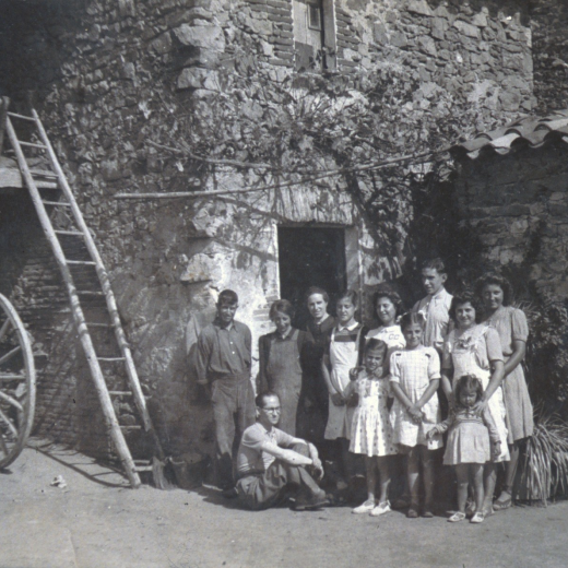 La família callet. En Miquel Call, la seva dona, les filles i algún dels gendres i nets.