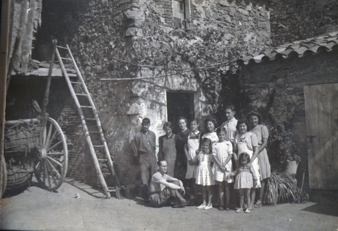 La família callet. En Miquel Call, la seva dona, les filles i algún dels gendres i nets.