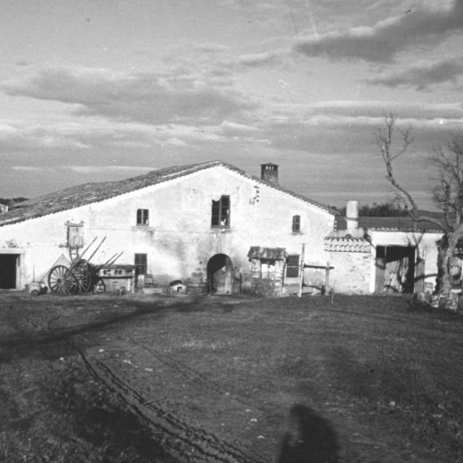 La masia Can Dot i al darrera al fons, Can Júria.