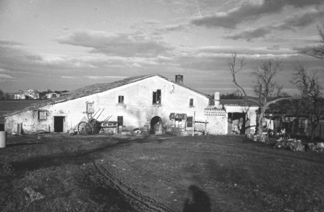 La masia Can Dot i al darrera al fons, Can Júria.