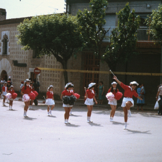 Festa d'homenatge a la vellesa amb les majorets desfilant per la plaça de l'Església.