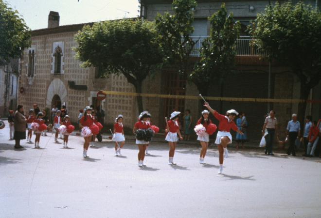 Festa d'homenatge a la vellesa amb les majorets desfilant per la plaça de l'Església.