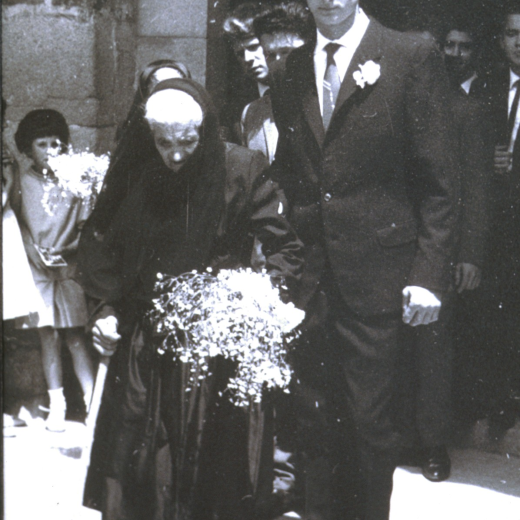 L'Antoni Planas acompanyant a la seva àvia Francesca Virolés a la festa d'homentage a la vellesa l'any 1964