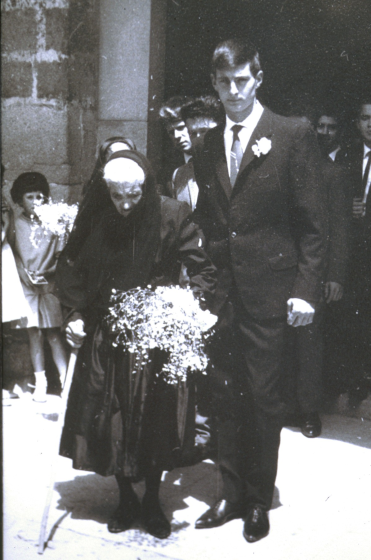 L'Antoni Planas acompanyant a la seva àvia Francesca Virolés a la festa d'homentage a la vellesa l'any 1964