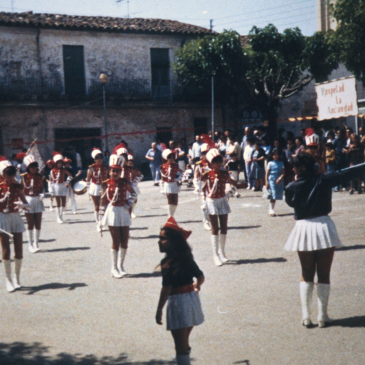 Festa d'homenatge a la vellesa amb les majorets desfilant per la plaça de l'Església.