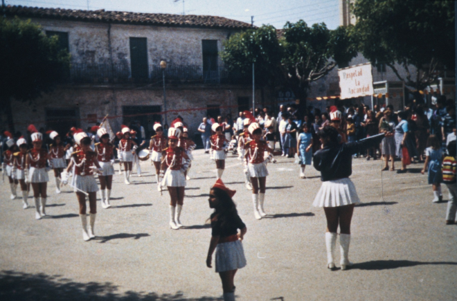 Festa d'homenatge a la vellesa amb les majorets desfilant per la plaça de l'Església.