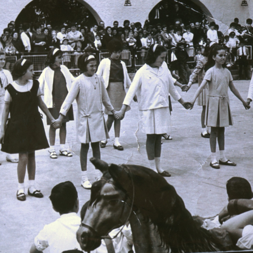 Festa d'homenatge a la vellesa en temps del Sr. rector Mn Francesc Berga a la Pista Jardí. Un grup de nenes executant un ballet.

D'esquerra a dreta per la fila de darrera: Marta Surís, Fina Bosch i Núria Güell.

Les de davant:Dolors Mateu, Enriqueta Subiranes, Glòria Rovira, Engràcia Pimàs i Rosa Miralpeix.