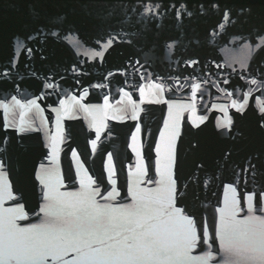 Jocs infantils a la pista jardí per la Festa Major l'any 1974