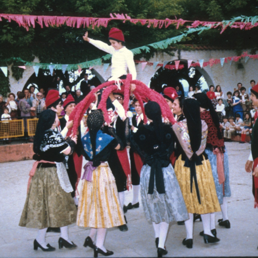 Festival de balls tradicionals a la pista jardí amb motiu de la festa d'homentage a la vellesa.

El Ball que interpreten és el Ball de Cercolets.