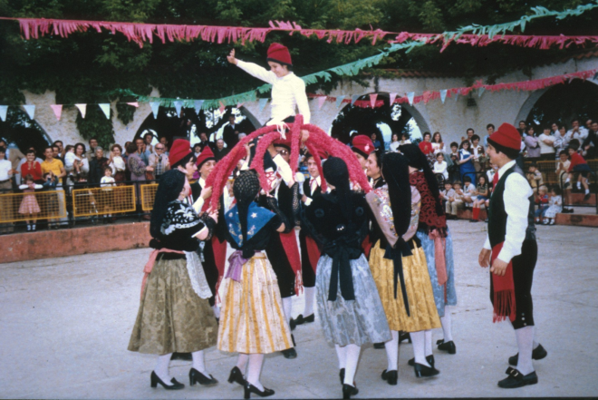 Festival de balls tradicionals a la pista jardí amb motiu de la festa d'homentage a la vellesa.

El Ball que interpreten és el Ball de Cercolets.