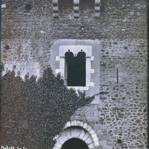 Detall de la fatxada de la Torre Marata abans de l'incendi de l'any 1924 amb la finestra gòtica central.