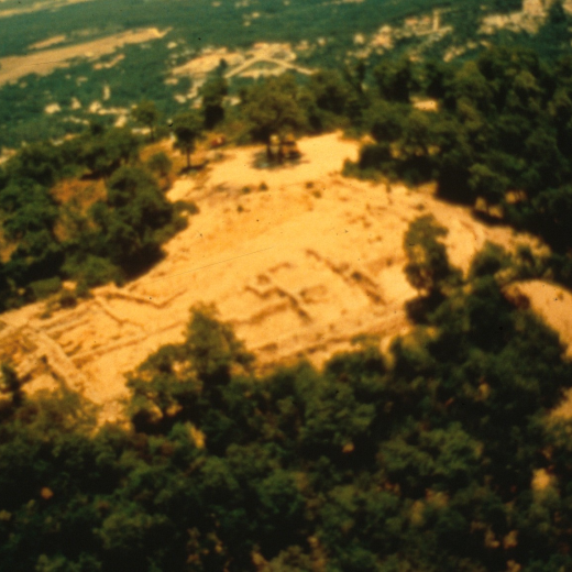 Vista aèria del poblat ibèric de Montbarbat, una part del qual ha estat excavada.
