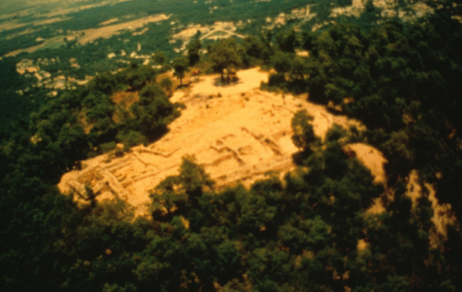 Vista aèria del poblat ibèric de Montbarbat, una part del qual ha estat excavada.