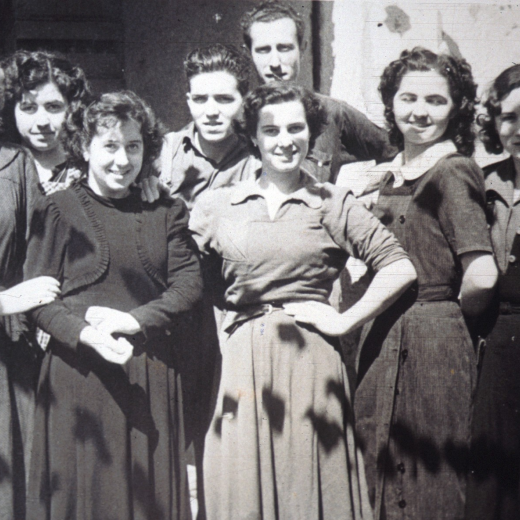 Treballadors de la fàbrica d'embotellament de llet del carrer Trullàs.

Pepita Negre, Dolors Soler, Mercè Pi, Àngel Cueyo, Llorenç Quellos, Anita Morell, Concepció Soler i Avelia López