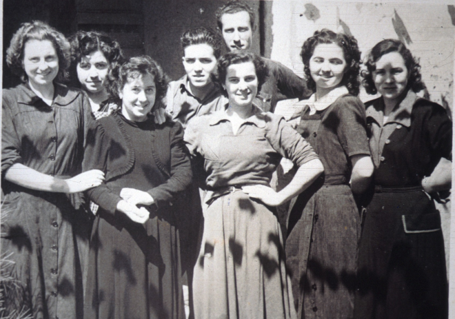 Treballadors de la fàbrica d'embotellament de llet del carrer Trullàs.

Pepita Negre, Dolors Soler, Mercè Pi, Àngel Cueyo, Llorenç Quellos, Anita Morell, Concepció Soler i Avelia López
