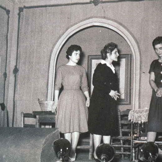 El record que no té preu.

Grup teatral d'antigues alumnes de Maçanet era una representació teatral a la Societat Recreativa.

Actrius: Montserrat Rovira, Montserrat Fàbregas, Maria Prats, Isabel Quellos, Pilar Rovira.