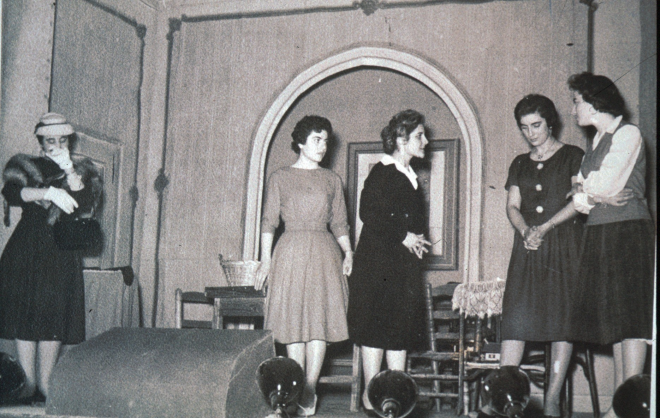 El record que no té preu.

Grup teatral d'antigues alumnes de Maçanet era una representació teatral a la Societat Recreativa.

Actrius: Montserrat Rovira, Montserrat Fàbregas, Maria Prats, Isabel Quellos, Pilar Rovira.