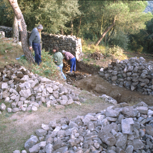 Treballs de restauració de Sant Jordi en el fosar de la cara sud. Els integrants del Taller d'História Xaveier Vergés, Jordi Vergés i Josep Reyner en els treballs de desenrunament del fossar.