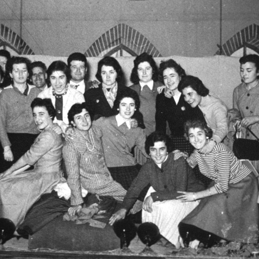 Grup teatral organitzat per la mestra Rosa Campdepadrós, després d'acabar de representar l'obra 