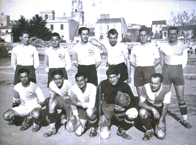 Equip de la U.E. de Maçanet: Pere Caballé, Jaume Pujol, Josep Suriol, Alfons Soms, Manel Pons i A. Colomer.

A davant: J. Pujals, Agustí Xarbau, Josep Vila, Saturní Costa (porter) i Josep Soms.