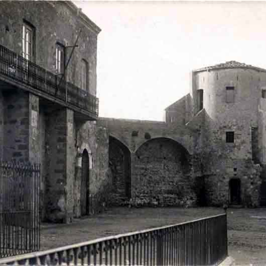 Torre de la muralla i plaça del Castell