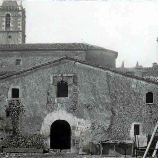 Can Perpinyà i campanar de l'església de Santa Maria
