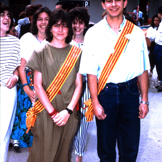 L'hereu Josep Costa i la pubilla Marta Planas presidint la Festa d'Homenatge a la Vellesa l'any 1987.