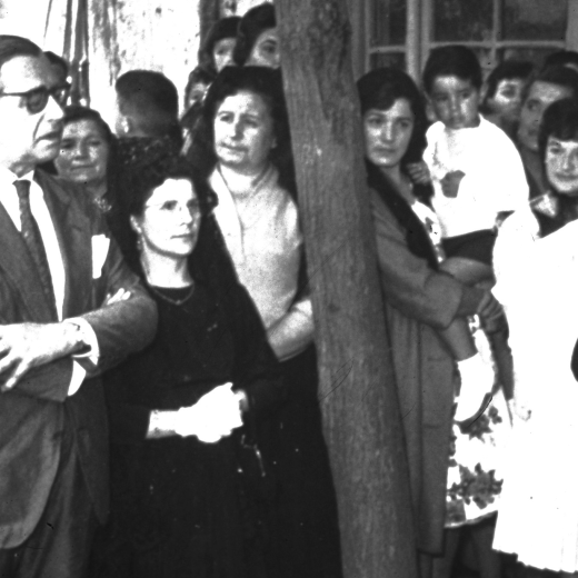 El Bisbe de Girona Dr Josep Cartañà en una confirmació a la plaça de l'Esglèsia. 
Padrins el Sr. Angel Marsà i la Sra. Dolors Llach l'any 1959.
En primer terme: Angela Tarrés amb la seva mare Maria Lopez, amb el seu fill Ferran Ruscalleda i la M Rosa Ruscalleda.
