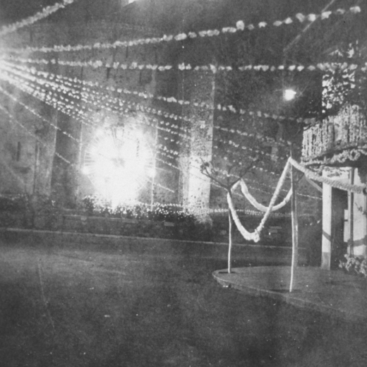 Vinguda de Nostra Sra de Fàtima l'abril de 1951.

Detall de la plaça de l'Església amb el campanar il·luminat.